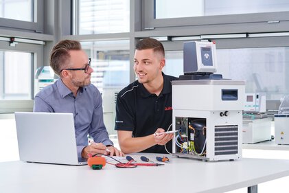 Serviceschulung für Temperiergeräte bei JULABO