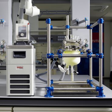 DYNEO laboratory circulator with glass reactor application
