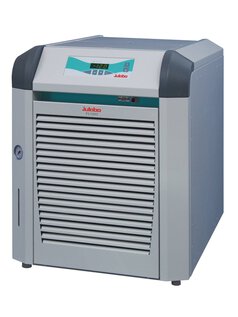 Recirculador de refrigeración con un diseño que permite guardarlo debajo de la mesa FL1203 de JULABO imágen 1