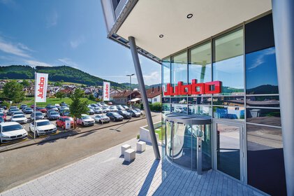 Вход для посетителей в штаб-квартиру JULABO GmbH в Зеельбахе