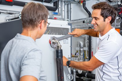 Inbetriebnahme eines Prozessthermostaten durch den Technischen Service von JULABO