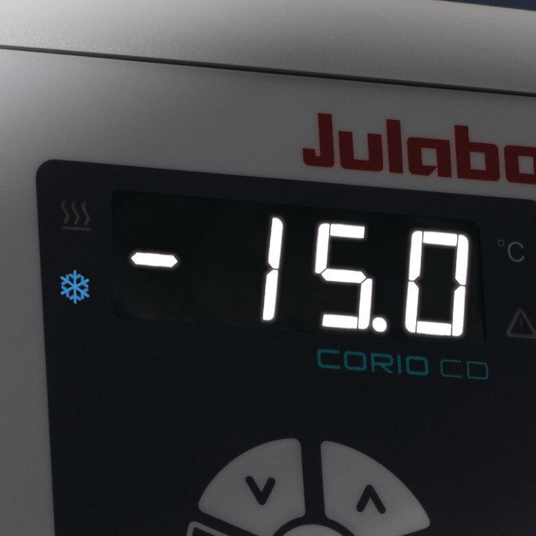 écran brillant d'un thermostat de laboratoire, bien lisible